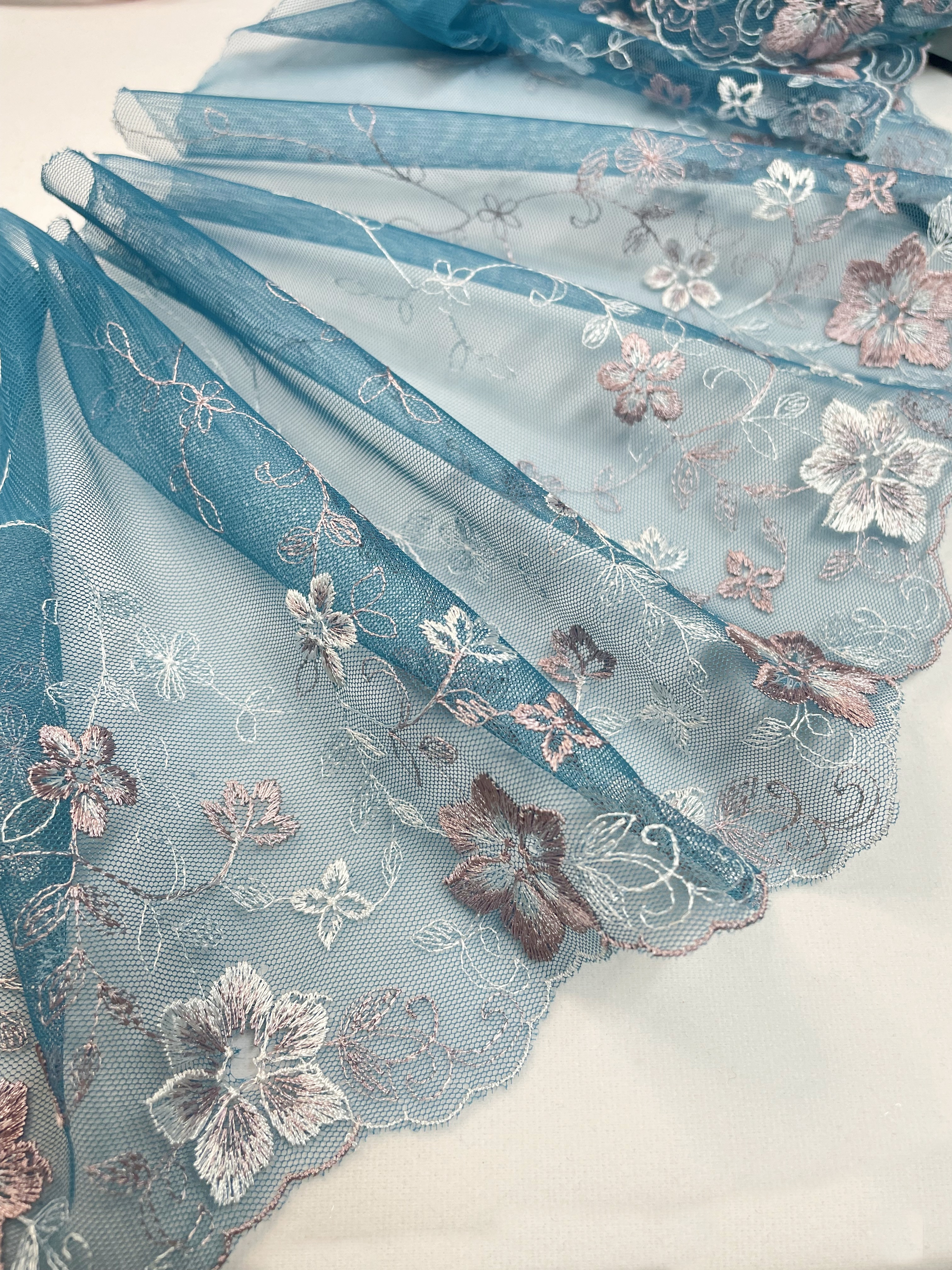 China Supply Fabric Lace with Chiffon Flower for Garment