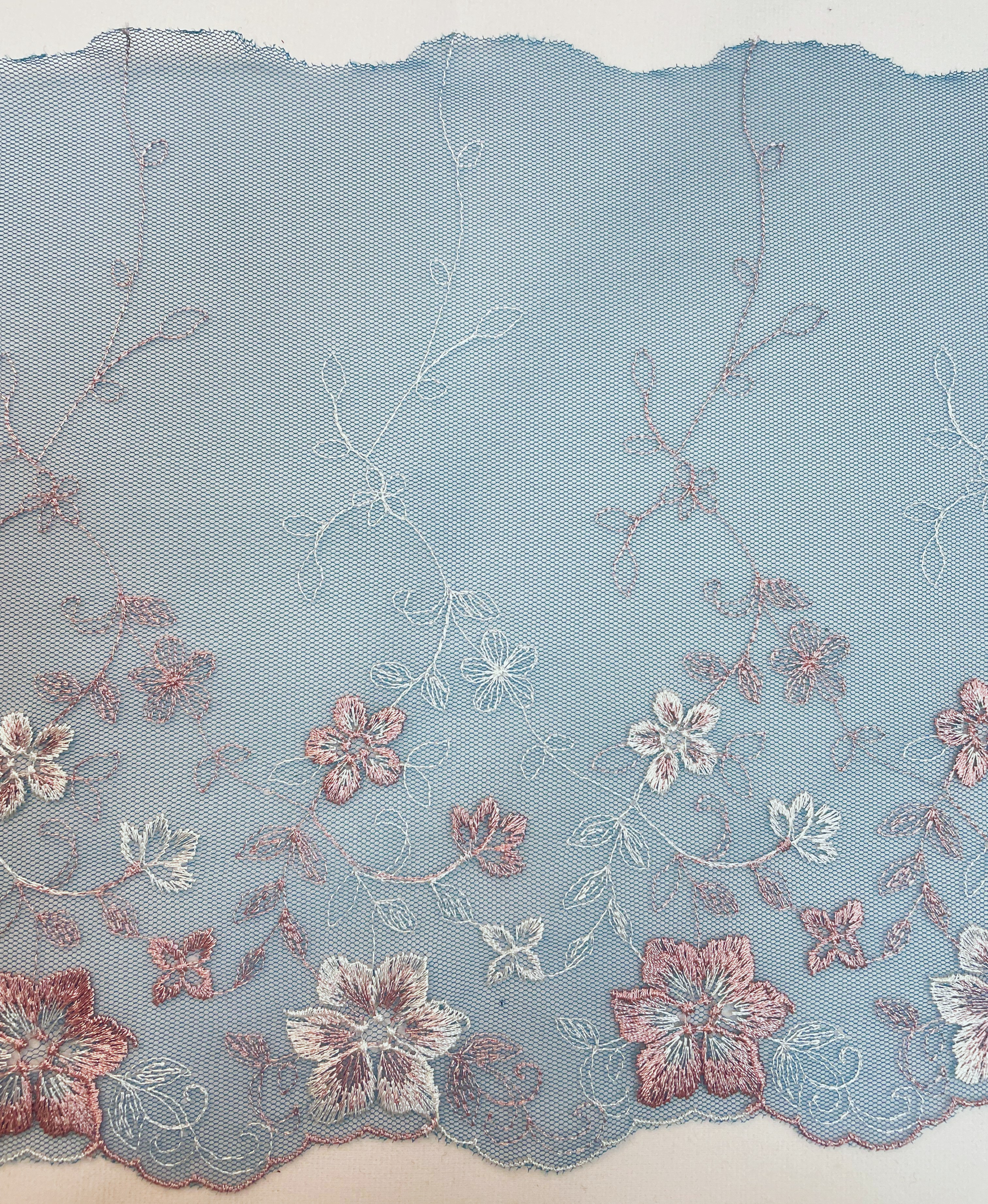 China Supply Fabric Lace with Chiffon Flower for Garment