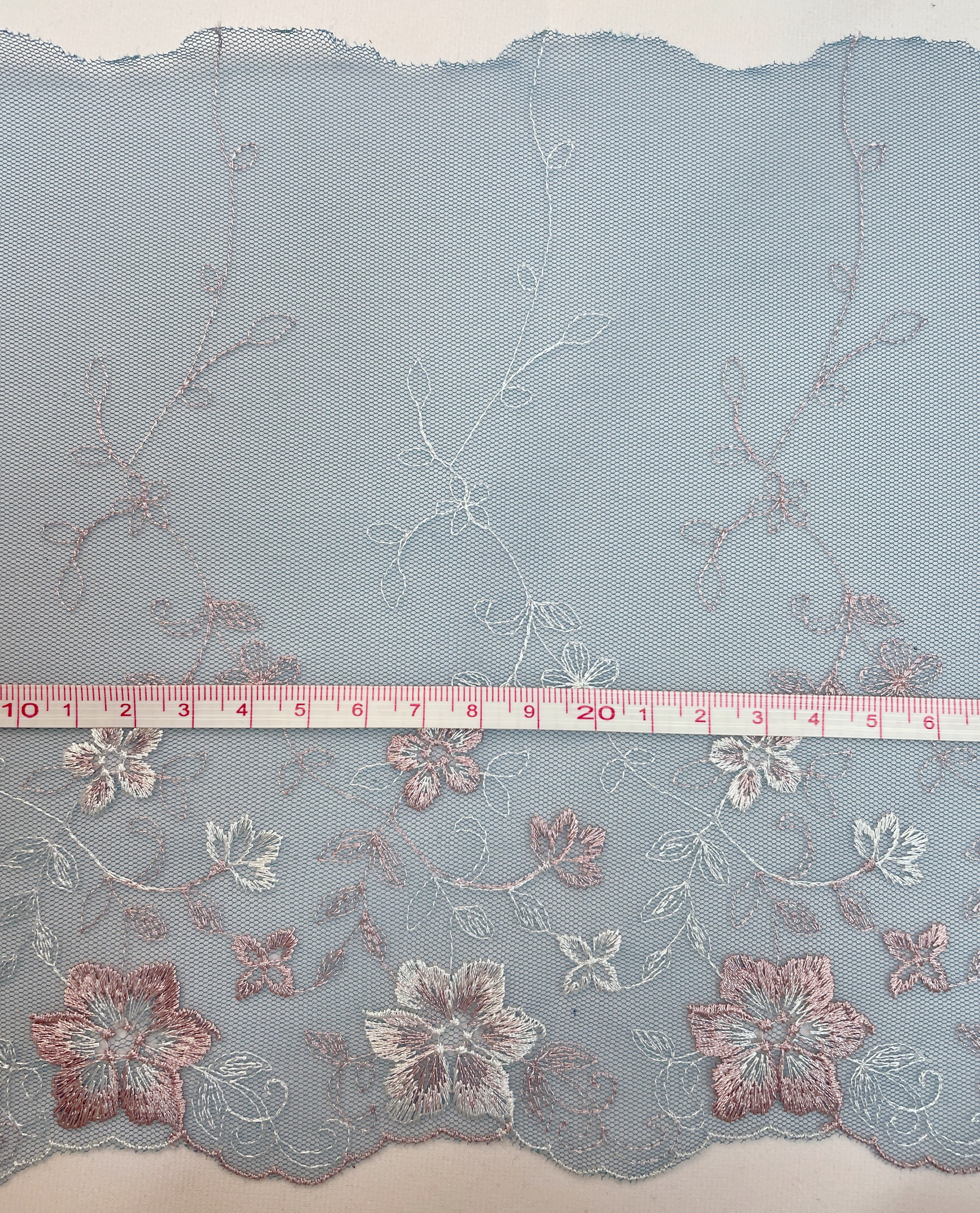 China Supply Fabric Lace with Chiffon Flower for Garment